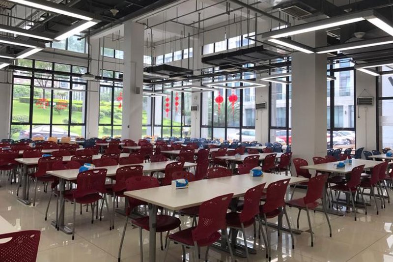 如何高效管理学校食堂?食堂承包的优势与挑战